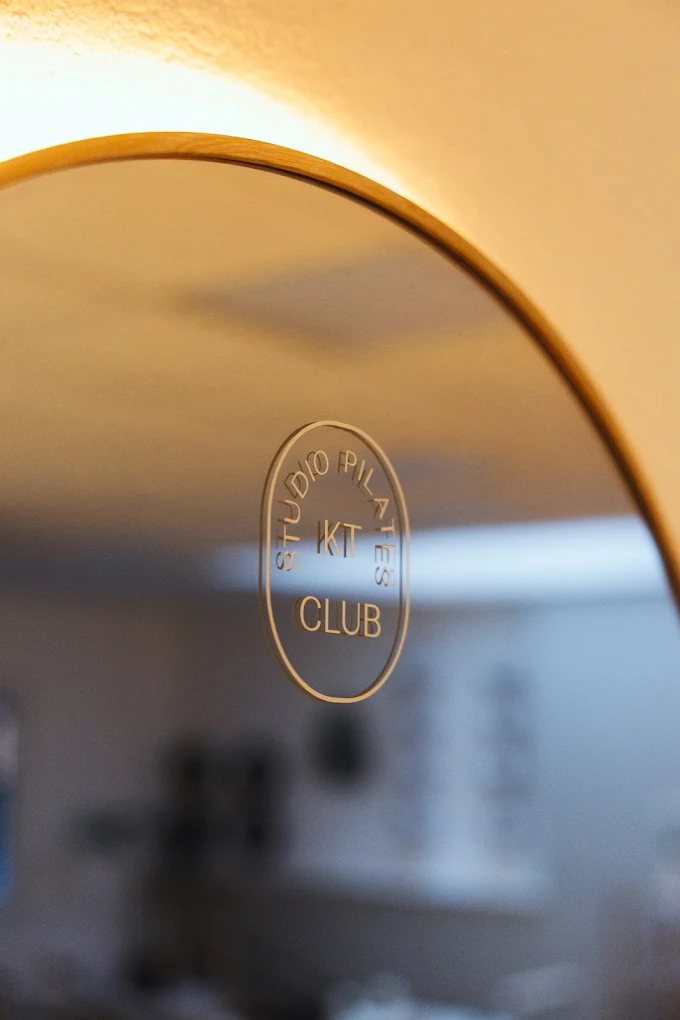 Logo imprimé studio pilates kt club yverdon et mirroir